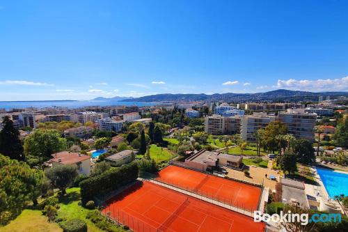 Cómodo apartamento en Antibes con conexión a internet.