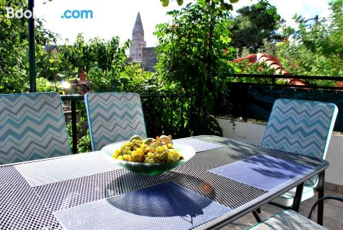 Appartement avec terrasse et wifi à Turanj. Avec climatisation!.