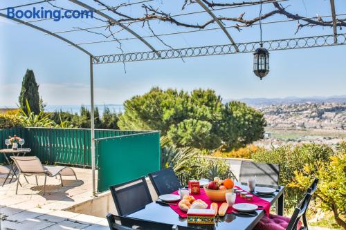 Grand appartement avec 2 chambres. Piscine et terrasse