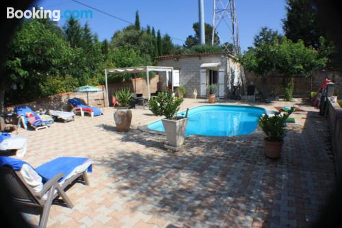 Appartement d'une pièce. Terrasse et wifi!.