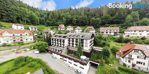 Ferienwohnung mit Balkon. Mit Kinderbett