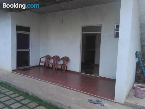 Appartement avec Internet et terrasse. À Kataragama