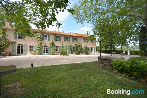 Appartement de deux chambres à Saint-Martin-de-Crau. Piscine et terrasse