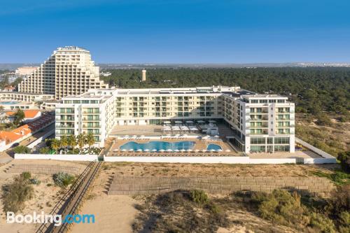 Appartamento di 80m2 a Monte Gordo. Terrazza e internet.