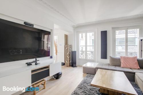 Confortable appartement avec deux chambres à Paris.