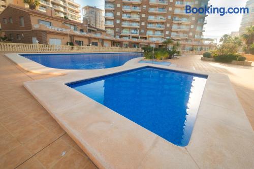 Apartamento con piscina con terraza y conexión a internet.