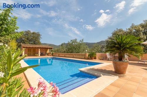 Appartement avec piscine. Terrasse et internet!.