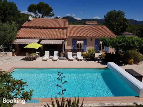 No centro da cidade e terraço em Roquebrune-sur-Argens. Aquecimento e Wi-fi