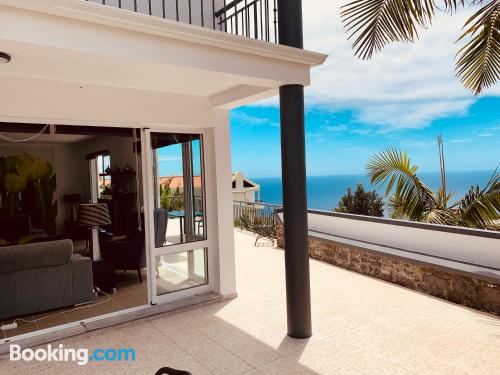 Apartamento em Arco da Calheta. Terraço e piscina.