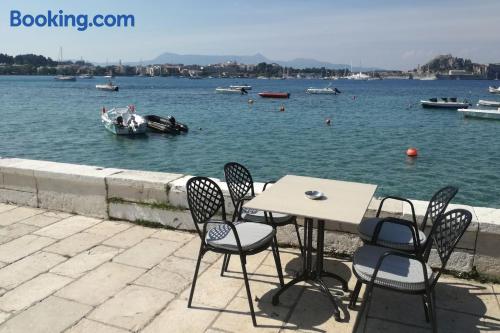 Corfu-stad aan zijn voeten!. Terras en internet.