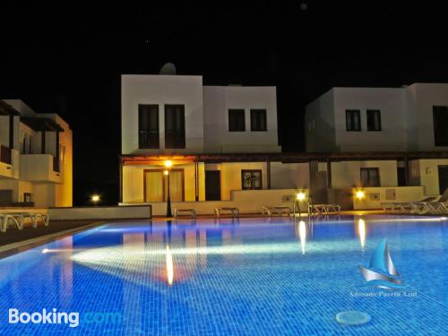 Appartement avec terrasse. Puerto Calero à vos pieds!