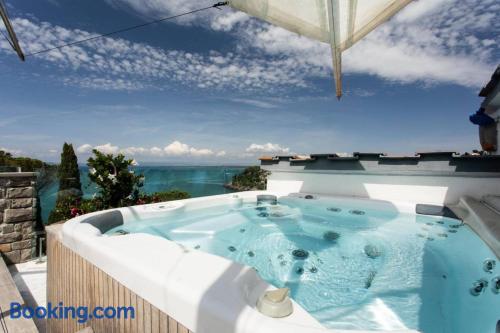 Apartamento en Porto Santo Stefano con conexión a internet y terraza.