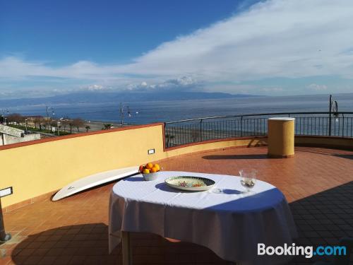 Appartement à Nizza di Sicilia. Terrasse et Wifi!