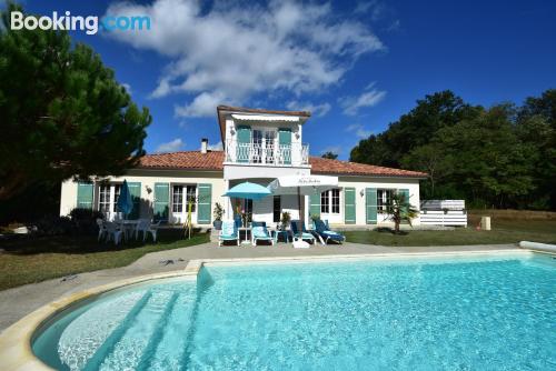 Appartamento con terrazza e piscina. Le Bugue è in attesa!