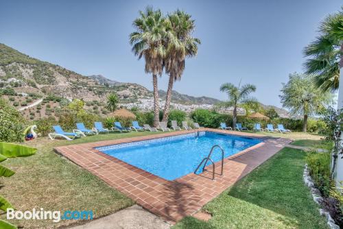 Apartamento para grupos em Frigiliana. Terraço e piscina.