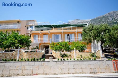 Appartement dans le centre. Gradac à vos pieds