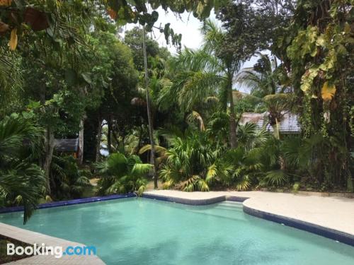 Apartamento em Ocho Rios. Terraço e piscina.