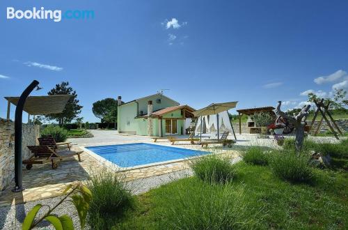 Appartement avec piscine et terrasse. Svetvinčenat à vos pieds!