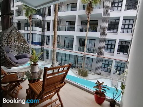 Apartamento en Surin Beach. Zona centro y piscina.