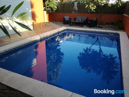 Apartamento com piscina e ar condicionado em Peralada