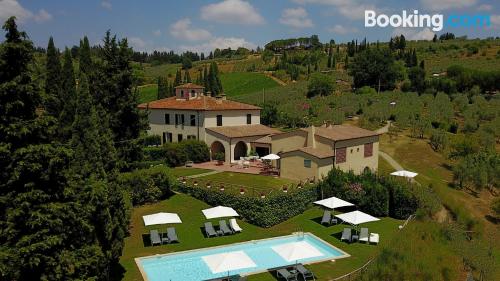 Apartamento adequado para cães à Tavarnelle in Val di Pesa. Terraço e piscina