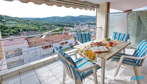 Espaçoso apartamento com dois quartos. Terraço!.