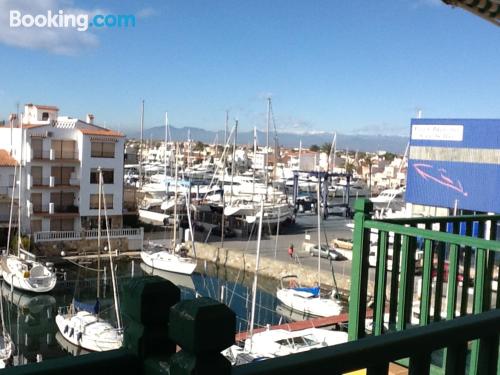 Apartamento en Empuriabrava con terraza y conexión a internet.