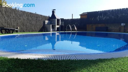 Apartamento de tres dormitorios en Santa Susanna con terraza y conexión a internet.