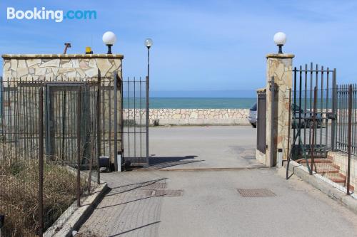 Gigante appartamento in posizione incredibile. Terrazza e internet.