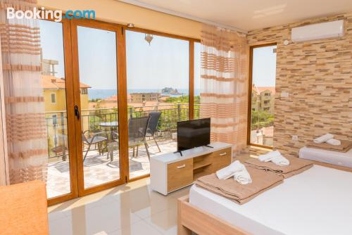 Appartement avec Wifi et terrasse. Petrovac na Moru est votre!