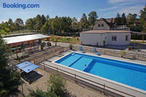 Grosso apartamento em boa posição. Terraço e piscina