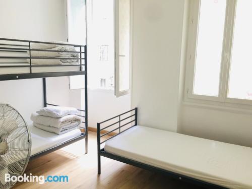 Apartamento com Internet. Numa posição central