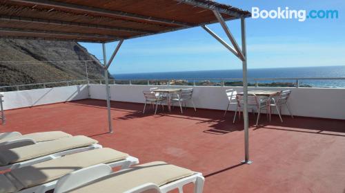 Apartamento pequeno de 2 dormitórios. Com terraço!.