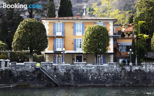 Eccellente appartamento con una stanza. Terrazza e Internet