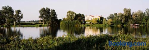 Appartement avec terrasse et Wifi à Génissac, parfait pour deux personnes