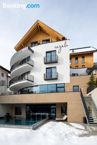 Estudio acogedor con piscina y terraza.