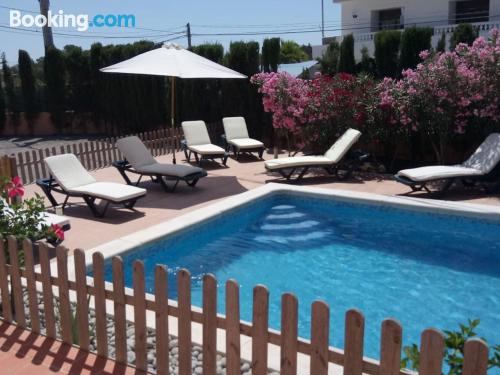 Stay cool: air-con apartment in Sant Francesc de s'Estany with terrace and wifi.