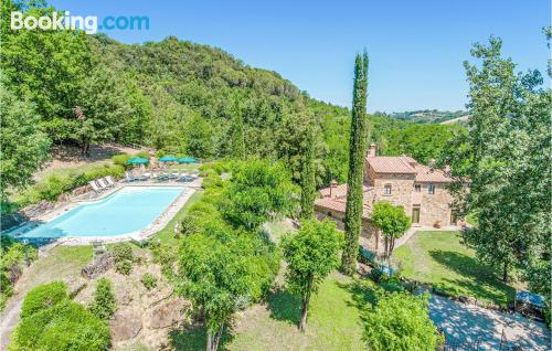 Apartamento con piscina y conexión a internet