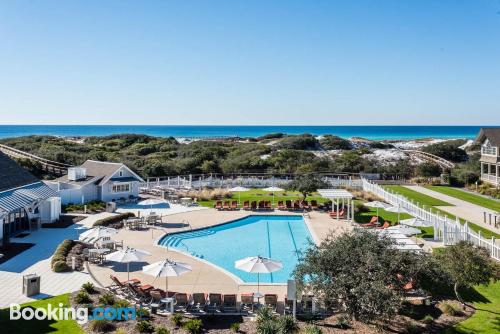 Apartamento con piscina con internet.