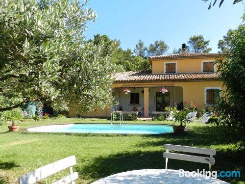 Appartement adapté pour les chiens à Sillans-la-Cascade. Piscine et terrasse