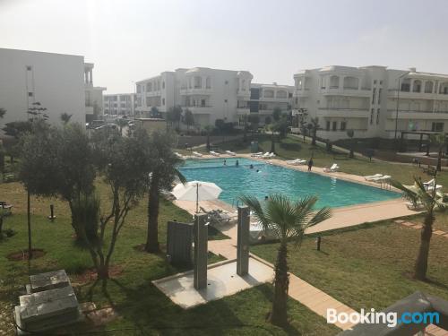 Apartamento de 75m2 em Bouznika. Terraço e piscina