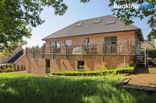 Spacieux appartement à Somme-Leuze. Wifi et terrasse