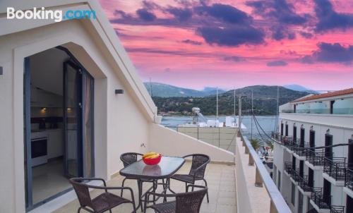 Appartement d'une pièce près de toutes les attractions. Terrasse et Wifi!