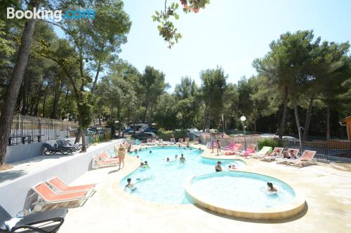 Apartamento con terraza y piscina