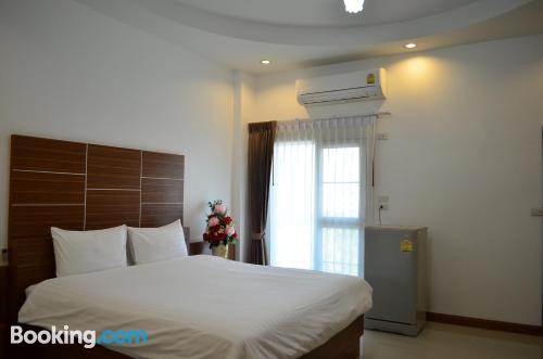 Appartement met airconditioning. Maha Sarakham vanuit uw raam!