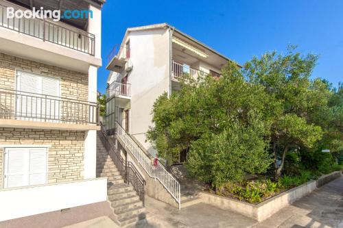 Apt mit Terrasse und w-lan. In Vodice