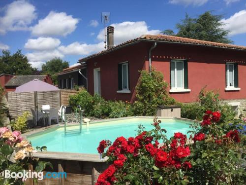 Appartement avec piscine et terrasse. Pour les familles.