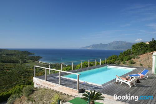 Grand appartement avec deux chambres. Piscine!