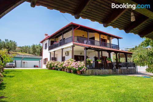 Appartement mit einem schlafzimmer in Vourvourou. Terrasse!.