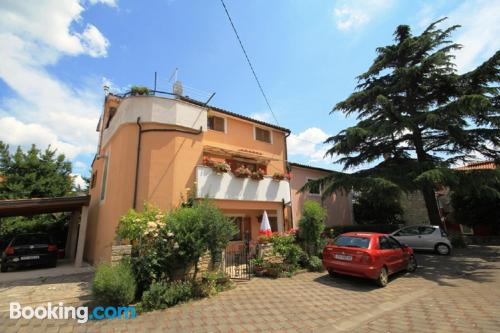 Appartement avec terrasse. À Novigrad Istria